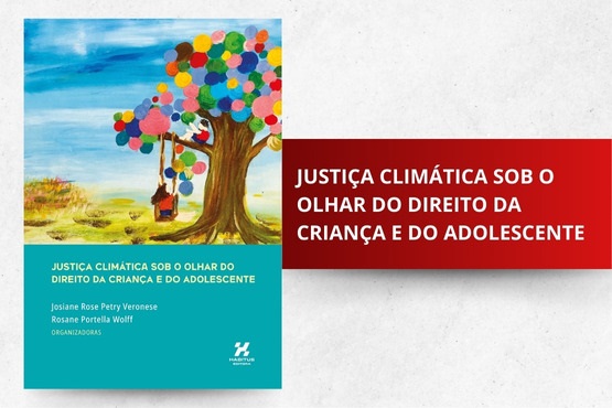 A imagem mostra a capa de um livro e um banner ao lado. A capa do livro tem uma ilustração colorida de uma árvore com folhas de várias cores e uma criança sentada em um balanço pendurado na árvore. O fundo da ilustração é um céu azul com algumas nuvens e um campo verde.  Na parte inferior da capa, em um fundo azul claro, está o título do livro: "Justiça Climática sob o Olhar do Direito da Criança e do Adolescente". Abaixo do título, estão os nomes das organizadoras: Josiane Rose Petry Veronese e Rosane Portella Wolff.  Ao lado da capa do livro, há um banner vermelho com o mesmo título do livro escrito em branco: "Justiça Climática sob o Olhar do Direito da Criança e do Adolescente".