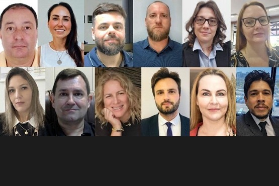 A imagem mostra uma montagem com 12 fotos de pessoas, dispostas em duas fileiras de seis fotos cada. As pessoas são de diferentes idades e gêneros, e todas estão olhando diretamente para a câmera. A maioria está vestida de forma formal ou semi-formal. Aqui está uma descrição mais detalhada: Primeira fileira, da esquerda para a direita: 1. Homem de pele clara, cabelo curto e expressão neutra. 2. Mulher de pele clara, cabelo escuro e longo, sorrindo. 3. Homem de pele clara, barba cheia e cabelo curto, sorrindo levemente. 4. Homem de pele clara, cabelo raspado e barba, expressão séria. 5. Mulher de pele clara, cabelo castanho claro e óculos, expressão neutra. 6. Mulher de pele clara, cabelo loiro e óculos, expressão neutra. Segunda fileira, da esquerda para a direita: 1. Mulher de pele clara, cabelo loiro e liso, expressão séria. 2. Homem de pele clara, cabelo curto e expressão neutra. 3. Mulher de pele clara, cabelo loiro e encaracolado, sorrindo. 4. Homem de pele clara, barba e cabelo curto, expressão séria. 5. Mulher de pele clara, cabelo loiro e liso, expressão neutra. 6. Homem de pele clara, cabelo escuro e curto, bigode e barba, expressão séria.