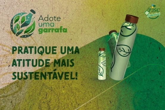 A imagem é um cartaz de uma campanha de conscientização ambiental. No centro, há a frase "PRATIQUE UMA ATITUDE MAIS SUSTENTÁVEL!" escrita em letras maiúsculas verdes. À direita, há um logotipo com a imagem de uma garrafa e folhas, acompanhado do texto "Adote uma garrafa". Abaixo do texto principal, há duas garrafas reutilizáveis com desenhos de folhas. O fundo do cartaz é verde com um padrão que lembra folhas. No canto inferior direito, há um selo com a sigla "PSC" e a palavra "Sustentável".
