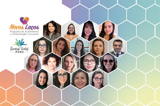 A imagem mostra um mosaico de fotos de perfil de várias pessoas, dispostas em hexágonos. Ao todo, são 16 fotos, com rostos de homens e mulheres, todos sorrindo ou com expressões neutras. No canto superior esquerdo, há um logotipo com um coração colorido e as palavras "Novos Laços" em destaque, seguido pela frase "Programa de Acolhimento e Ambientação Funcional". Abaixo, há outro logotipo com figuras humanas estilizadas e a frase "Somos Todos PJSC". O fundo da imagem é composto por um padrão de hexágonos em tons de azul, verde e laranja, criando um efeito de gradiente.