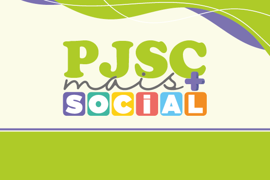 A imagem mostra um cartaz com o título "PJSC Mais Social". As letras "PJSC" estão em verde, "Mais" em azul e verde, e "Social" em letras coloridas, cada uma em um quadrado de cor diferente. O fundo do cartaz é predominantemente verde com detalhes em azul e branco.