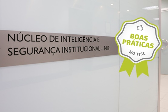 A imagem mostra uma placa na parede com o texto "NÚCLEO DE INTELIGÊNCIA E SEGURANÇA INSTITUCIONAL - NIS". Abaixo do texto, há um selo com a inscrição "BOAS PRÁTICAS no TJSC" e um ícone de um polegar para cima.