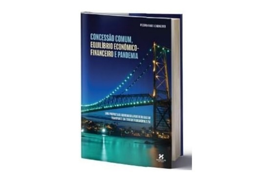 A imagem mostra a capa de um livro. O título do livro é "Concessão Comum, Equilíbrio Econômico-Financeiro e Pandemia". Abaixo do título, há uma descrição menor que não é legível. O autor do livro é Pedro Luiz I. Cavalcante. A capa apresenta uma imagem de uma ponte iluminada à noite, refletindo na água abaixo. A ponte tem um design que lembra a Ponte Hercílio Luz, localizada em Florianópolis, Brasil. O fundo da capa é predominantemente azul escuro, com o nome da editora no canto inferior direito.
