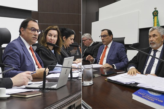 Foto horizontal: Francisco Oliveira Neto de gravata vermelha participa de sessão de julgamento em tons preto e branco.
