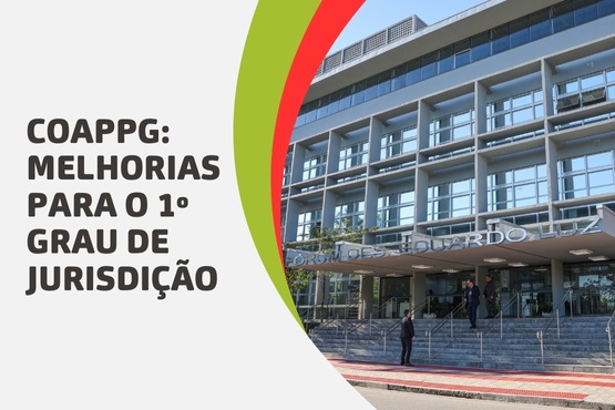 A imagem é dividida em duas partes. À esquerda, há um fundo branco com um texto em letras maiúsculas que diz: "COAPPG: MELHORIAS PARA O 1º GRAU DE JURISDIÇÃO". À direita, há uma fotografia de um edifício moderno, que parece ser um fórum ou tribunal. O prédio tem uma fachada de vidro e concreto, com várias janelas e uma entrada com escadas. Há algumas pessoas subindo as escadas, e o céu está claro, indicando que é um dia ensolarado. Entre as duas partes da imagem, há uma faixa curva com as cores verde e vermelha.