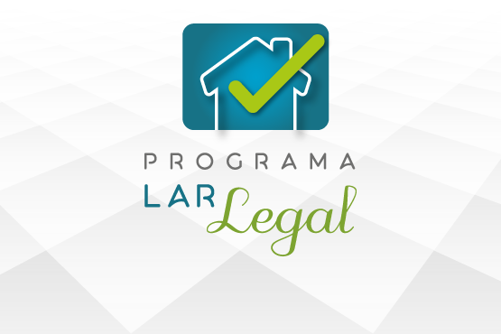 A imagem é um logotipo do "Programa Lar Legal". No topo, há um ícone de uma casa estilizada em branco sobre um fundo azul, com um grande símbolo de verificação verde sobreposto à casa. Abaixo do ícone, está o texto "PROGRAMA LAR Legal". A palavra "PROGRAMA" está em letras maiúsculas cinzas, "LAR" em letras maiúsculas azuis, e "Legal" em letras cursivas verdes. O fundo da imagem é composto por um padrão geométrico em tons de cinza claro.