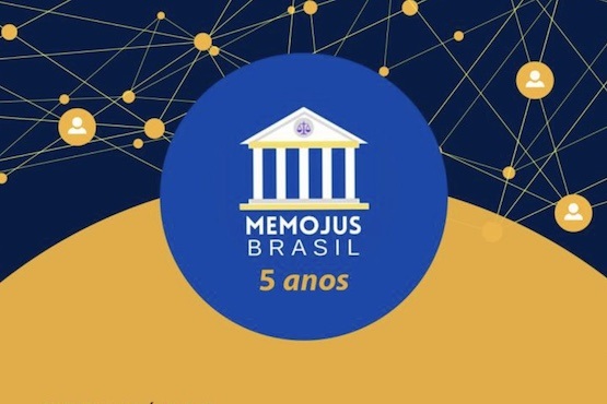 A imagem apresenta um design gráfico com um fundo azul escuro e detalhes em amarelo. No centro, há um círculo azul com o desenho de um edifício que lembra um templo grego, com colunas brancas e um telhado triangular. Abaixo do desenho, está escrito "MEMOJUS BRASIL" em letras brancas, e logo abaixo, "5 anos" em letras amarelas. Ao redor do círculo, há várias linhas interconectadas com pontos amarelos, e alguns desses pontos têm ícones de pessoas em branco sobre um fundo amarelo.