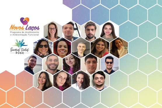 A imagem mostra um mosaico de fotos de pessoas em formato hexagonal, dispostas sobre um fundo com padrão de colmeia em tons de azul, verde e laranja. No canto superior esquerdo, há um logotipo com um coração colorido e o texto "Novos Laços Programa de Acolhimento e Ambientação Funcional". Abaixo, há outro logotipo com figuras humanas estilizadas e o texto "Somos Todos PJSC". As fotos mostram pessoas sorrindo, de diferentes gêneros e características, provavelmente participantes ou colaboradores do programa mencionado.