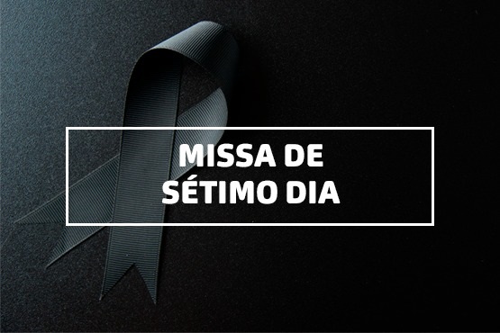 A imagem mostra um fundo preto com um laço cinza escuro no canto superior esquerdo. No centro, há um retângulo branco com o texto "MISSA DE SÉTIMO DIA" escrito em letras maiusculas e brancas. O texto está disposto verticalmente.