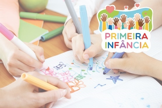A imagem mostra várias mãos de crianças desenhando em um papel com canetas coloridas. Há desenhos de formas e rabiscos em várias cores, como rosa, azul, laranja e verde. No canto superior direito, há um logotipo com várias mãos levantadas de diferentes tons de pele, com corações acima delas. Abaixo das mãos, está escrito "PRIMEIRA INF NCIA" em letras coloridas.