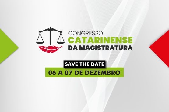 A imagem é um convite para o "Congresso Catarinense da Magistratura". No centro, há um símbolo de uma balança de justiça acima de uma pena vermelha. Abaixo, está escrito "SAVE THE DATE" em um retângulo preto, seguido pelas datas "06 A 07 DE DEZEMBRO" em um retângulo verde. O fundo é branco com detalhes em verde e vermelho nos cantos.