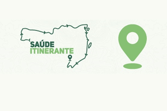 A imagem apresenta um logotipo ou marca gráfica. No centro, há um mapa estilizado de uma região, presumivelmente um estado ou área específica, com um traço que percorre suas bordas, formando uma linha contínua. Ao lado direito do mapa, há um ícone de localização (pin) em verde. Acima do mapa, em texto cursivo, está escrito "Saúde Itinerante", sugerindo que a imagem pode estar relacionada a um serviço de saúde móvel ou programa de saúde que percorre a área indicada no mapa. A paleta de cores utilizada é predominantemente verde e branco, transmitindo uma sensação de saúde e vitalidade.