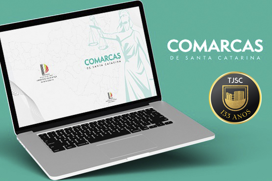 A imagem mostra um laptop aberto com uma tela que exibe um mapa e o texto "COMARCAS de Santa Catarina". O mapa é detalhado e parece ser de natureza geográfica ou administrativa, destacando diferentes áreas ou distritos. Ao lado do mapa, há uma ilustração de uma figura feminina, que parece ser uma representação da Justiça, segurando uma balança, símbolo comum em contextos legais. O design geral é limpo e profissional, sugerindo que esta imagem pode ser de um material promocional ou informativo sobre as divisões administrativas ou judiciárias de Santa Catarina.