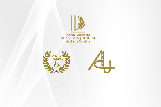 A imagem apresenta um design gráfico sofisticado, predominantemente em tons de dourado sobre um fundo branco com formas geométricas suaves. Há três emblemas ou logotipos destacados: No canto superior esquerdo, um símbolo que parece combinar linhas verticais com formas que podem representar livros ou documentos, seguido pelas palavras "Poder Judiciário" e "Academia Judicial de Santa Catarina". Abaixo, ao centro, há um logotipo composto por duas coroas de louros dourados que encerram as palavras "Academia Catarinense de Letras". No canto direito, há um monograma estilizado que parece ser as letras "Aj" em uma fonte cursiva e elegante. O design transmite uma sensação de formalidade e prestígio, típica de instituições judiciais e acadêmicas.