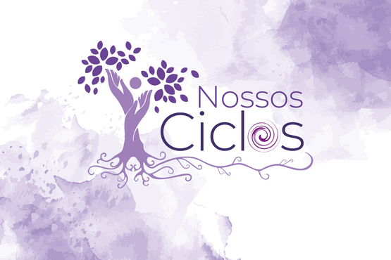 A imagem apresenta um fundo com manchas em tons de lilás e roxo. No centro, há uma ilustração de uma árvore estilizada, onde o tronco se assemelha a uma figura humana com os braços levantados, formando os galhos e folhas. À direita da árvore, está o texto "Nossos Ciclos". A palavra "Ciclos" tem a letra "o" substituída por um espiral, que também está em lilás.