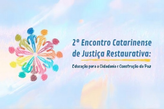 A imagem apresenta um fundo em tons claros de azul e rosa, com um desenho no lado esquerdo que parece ser uma flor estilizada ou um círculo de pessoas de mãos dadas, usando várias cores como azul, rosa, amarelo, verde e marrom. Ao lado direito, está o texto: "2º Encontro Catarinense de Justiça Restaurativa: Educação para a Cidadania e Construção da Paz".