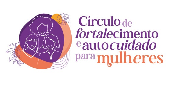 A imagem contém um logotipo com um fundo branco. À esquerda, há um círculo roxo com ilustrações de três rostos femininos desenhados em linhas brancas. Ao redor do círculo, há elementos decorativos como folhas e flores em tons de laranja e amarelo. À direita, está o texto em letras coloridas: "Círculo de fortalecimento e autocuidado para mulheres". As palavras "fortalecimento" e "autocuidado" estão em negrito.