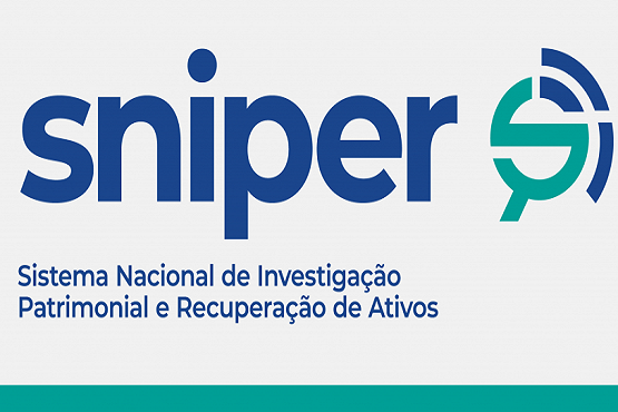 A imagem apresenta o logotipo do "sniper", que é o Sistema Nacional de Investigação Patrimonial e Recuperação de Ativos. O nome "sniper" está escrito em letras minúsculas e em azul escuro. Ao lado direito do nome, há um símbolo que parece uma letra "S" estilizada em verde, com três linhas curvas em azul que lembram ondas de rádio ou um alvo. Abaixo do nome, está escrito "Sistema Nacional de Investigação Patrimonial e Recuperação de Ativos" em letras menores e na cor azul. O fundo da imagem é branco, com uma faixa verde na parte inferior.
