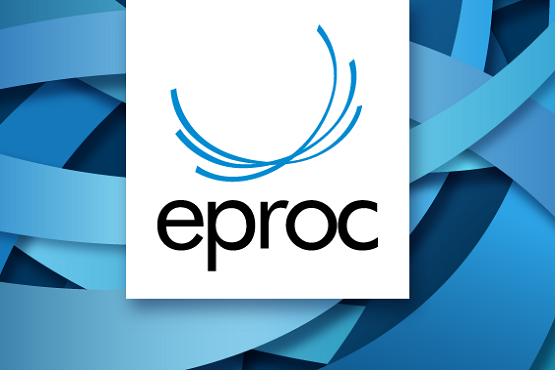 A imagem mostra o logotipo do "eproc". O fundo é composto por faixas entrelaçadas em diferentes tons de azul. No centro, há um retângulo branco com o texto "eproc" em letras minúsculas e na cor preta. Acima do texto, há um desenho de três linhas curvas em azul que se cruzam, formando um padrão abstrato.