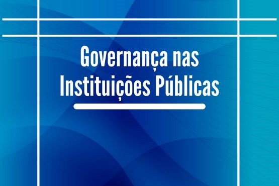A imagem que você enviou apresenta um fundo azul com diferentes tonalidades em formato de curvas e sobreposições. Na parte central, está escrito em letras brancas o texto: "Governança nas Instituições Públicas", com um traço branco horizontal logo abaixo do texto. O design utiliza linhas finas brancas nas bordas superiores e laterais, conferindo um aspecto formal e institucional. Parece ser um banner ou capa relacionada ao tema de governança no setor público.