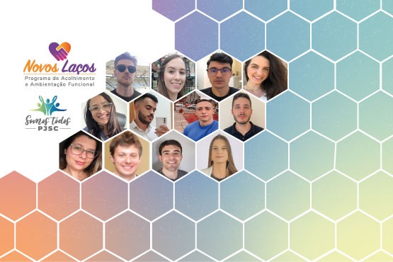 A imagem mostra um design com formato hexagonal em que várias fotos de pessoas estão dispostas em células de colmeia, formando uma composição organizada. No lado esquerdo da imagem, há dois logotipos. O primeiro, no topo, é o logo do programa "Novos Laços" com um coração multicolorido e o texto "Programa de Acolhimento e Ambientação Funcional". Logo abaixo, está o logo "Somos Todos PJSC", que sugere ser relacionado ao Programa de Justiça do estado de Santa Catarina (PJSC). As fotos das pessoas, dispostas nos hexágonos, parecem ser participantes ou membros do programa, com expressões amigáveis e em diferentes ambientes. O fundo apresenta uma transição suave de cores, que vão de tons quentes como laranja a tons frios como azul e verde, criando uma atmosfera acolhedora e moderna. A composição geral sugere uma mensagem de integração e comunidade.