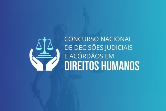 A imagem apresenta um fundo com um gradiente em tons de azul e turquesa. No lado esquerdo, há um ícone branco que mostra uma balança da justiça sustentada por duas mãos abertas, simbolizando proteção e equidade. À direita do ícone, o texto em letras brancas diz: "CONCURSO NACIONAL DE DECISÕES JUDICIAIS E ACÓRDÃOS EM DIREITOS HUMANOS". Ao fundo, em transparência, é possível distinguir uma figura clássica da Justiça, com os olhos vendados e segurando uma balança e uma espada. A imagem sugere um tema relacionado à promoção e avaliação de decisões judiciais que impactam os direitos humanos.
