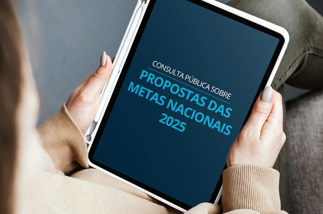 A imagem mostra um tablet sendo segurado por duas mãos contra um fundo azul. Na tela do tablet, lê-se o texto "Consulta Pública sobre Propostas das Metas Nacionais 2025". A disposição e o design do texto sugerem uma chamada para participação pública, possivelmente visando coletar opiniões ou contribuições da sociedade sobre as metas a serem estabelecidas para o ano de 2025. A imagem transmite uma sensação de modernidade e acessibilidade, sugerindo que a consulta é digital e voltada para um público amplo.