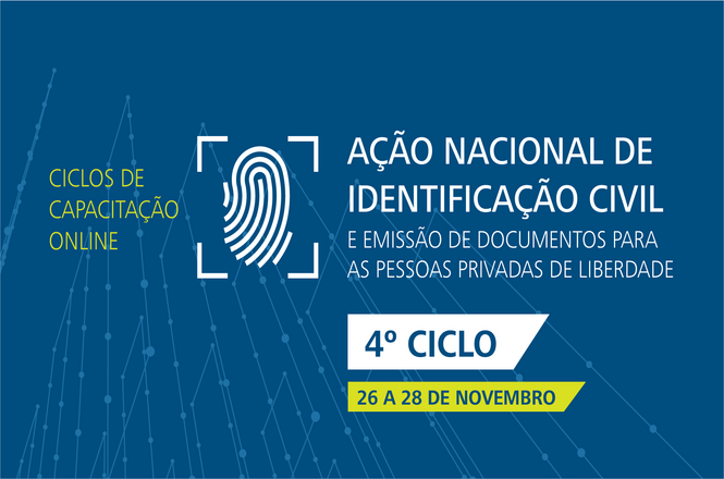 A imagem é um banner promocional para o 4º Ciclo da Ação Nacional de Identificação Civil e Emissão de Documentos para as Pessoas Privadas de Liberdade, que ocorrerá de 26 a 28 de novembro. O texto destaca que o evento é parte dos Ciclos de Capacitação Online. No centro do banner, há um ícone de uma impressão digital estilizada, dentro de um quadrado que lembra o foco de uma câmera, reforçando o tema da identificação civil. O fundo é azul, com linhas finas e pontos que lembram um gráfico, dando um ar moderno e tecnológico à apresentação.