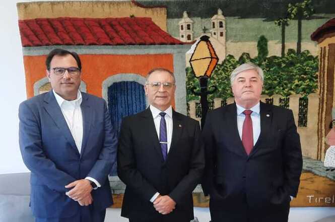 Na imagem, estão o presidente do Tribunal de Justiça de Santa Catarina , desembargador Francisco Oliveira Neto, o 1º vice-presidente, desembargador Cid Goulart Júnior e o vice-presidente do Tribunal de Justiça do Rio Grande do Sul, desembargador Ícaro Carvalho de Bem Osório. Eles posam para a foto.