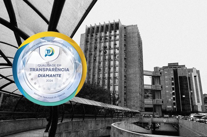 A imagem mostra um edifício moderno em preto e branco, com uma estrutura de concreto e várias janelas. Na frente do edifício, há uma passarela coberta com uma estrutura metálica e vidro. No canto esquerdo da imagem, há um selo colorido com o texto: "Programa Nacional de Transparência Pública. Qualidade em Transparência Diamante 2024. Sistema Tribunais de Contas". O selo tem um design circular com bordas em azul e amarelo, e estrelas decorativas ao redor do texto.