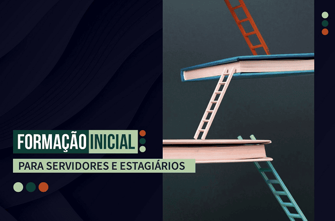 A imagem é um cartaz promocional com fundo escuro e elementos gráficos. No lado esquerdo, há um texto em destaque que diz "FORMAÇÃO INICIAL" em letras maiúsculas, com "FORMAÇÃO" em branco sobre um fundo verde escuro e "INICIAL" em verde sobre um fundo branco. Abaixo, está escrito "PARA SERVIDORES E ESTAGIÁRIOS" em letras maiúsculas pretas sobre um fundo verde claro. No lado direito, há uma composição artística de escadas coloridas e livros, sugerindo uma metáfora de crescimento ou progresso. As escadas são nas cores laranja, azul e branco, e os livros têm capas em tons de azul e rosa. Há também três círculos coloridos no canto superior direito e inferior esquerdo, nas cores verde, azul e laranja.