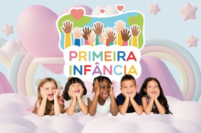 A imagem apresenta cinco crianças sorrindo. Ao fundo, há elementos como arco-íris, estrelas e nuvens em cores claras. Acima das crianças, há um logo com várias mãos levantadas, junto com o texto "Primeira Infância".