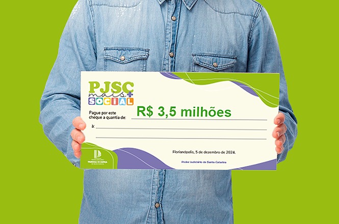 A imagem apresenta uma pessoa segurando um cheque simbólico no valor de R$ 3,5 milhões. No topo do cheque, está o logotipo do "PJSC Mais Social". A pessoa que segura o cheque veste uma camisa jeans azul