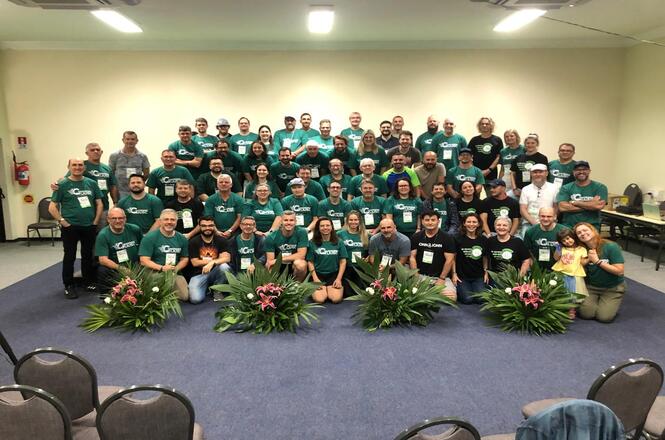 A imagem mostra um grupo de profissionais de TI, reunidos, no 3º Congresso dos Profissionais de Tecnologia da Informação, em um auditório.
