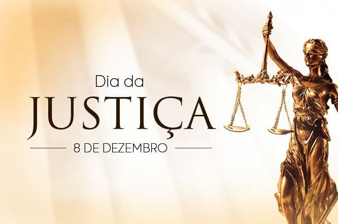 A imagem apresenta a estátua da justiça. No centro da imagem há o texto “Dia da Justiça, 8 de dezembro”.