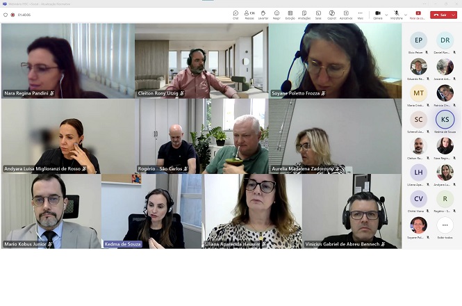 A imagem mostra uma videoconferência com múltiplos participantes em uma grade, identificados pelos nomes: Nara Regina Pandini, Cleiton Rony Utzig, Soyane Poletto Frozza, Andyara Luisa Miglioranza de Rosso, Rogério, Aurélia Madalena Zadrozny, Mário Kobus Júnior, Kedma de Souza, Liliana Aparecida e Vinícius Gabriel de Abreu. A interface inclui uma barra lateral com outros participantes listados.