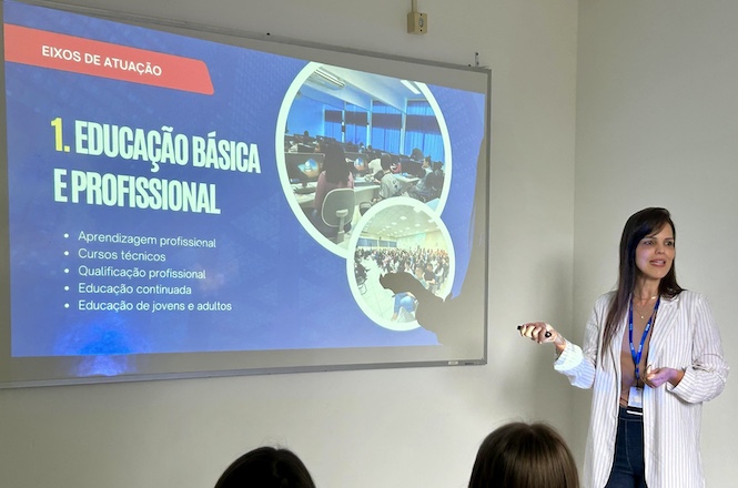 O Hemosc de Blumenau pode se tornar parceiro do programa Novos Caminhos, que busca promover a educação básica e profissional. Em uma palestra recente, uma palestrante destacou os “Eixos de Atuação” do programa, com foco em oportunidades para jovens em formação. O slide apresentado enfatizava a importância da educação e mostrava imagens de salas de aula com alunos. A apresentação, que ocorreu em um ambiente educativo, reforçou o compromisso de ampliar o acesso a iniciativas que integram aprendizado e capacitação profissional. A parceria promete gerar impacto positivo na comunidade local.