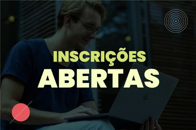 A imagem mostra um homem usando óculos, sentado e sorrindo enquanto olha para um laptop. O fundo parece ser um ambiente externo ou uma área com janelas. Sobre a imagem, há um texto em letras grandes e em negrito que diz "INSCRIÇÕES ABERTAS". No canto inferior esquerdo, há um círculo vermelho com uma linha diagonal, e no canto superior direito, há um círculo com várias linhas concêntricas.