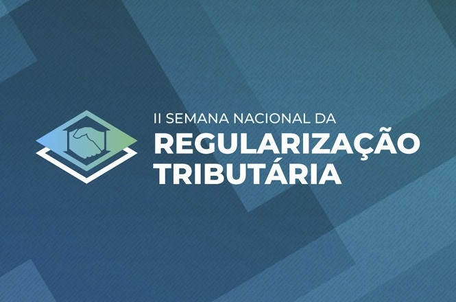 A imagem apresenta um fundo com tons de azul e um padrão geométrico. No lado esquerdo, há um logotipo que consiste em um aperto de mãos dentro de um losango, com cores que variam entre azul e verde. Ao lado direito do logotipo, está o texto: "II SEMANA NACIONAL DA REGULARIZAÇÃO TRIBUTÁRIA". O texto está em letras maiúsculas e na cor branca.
