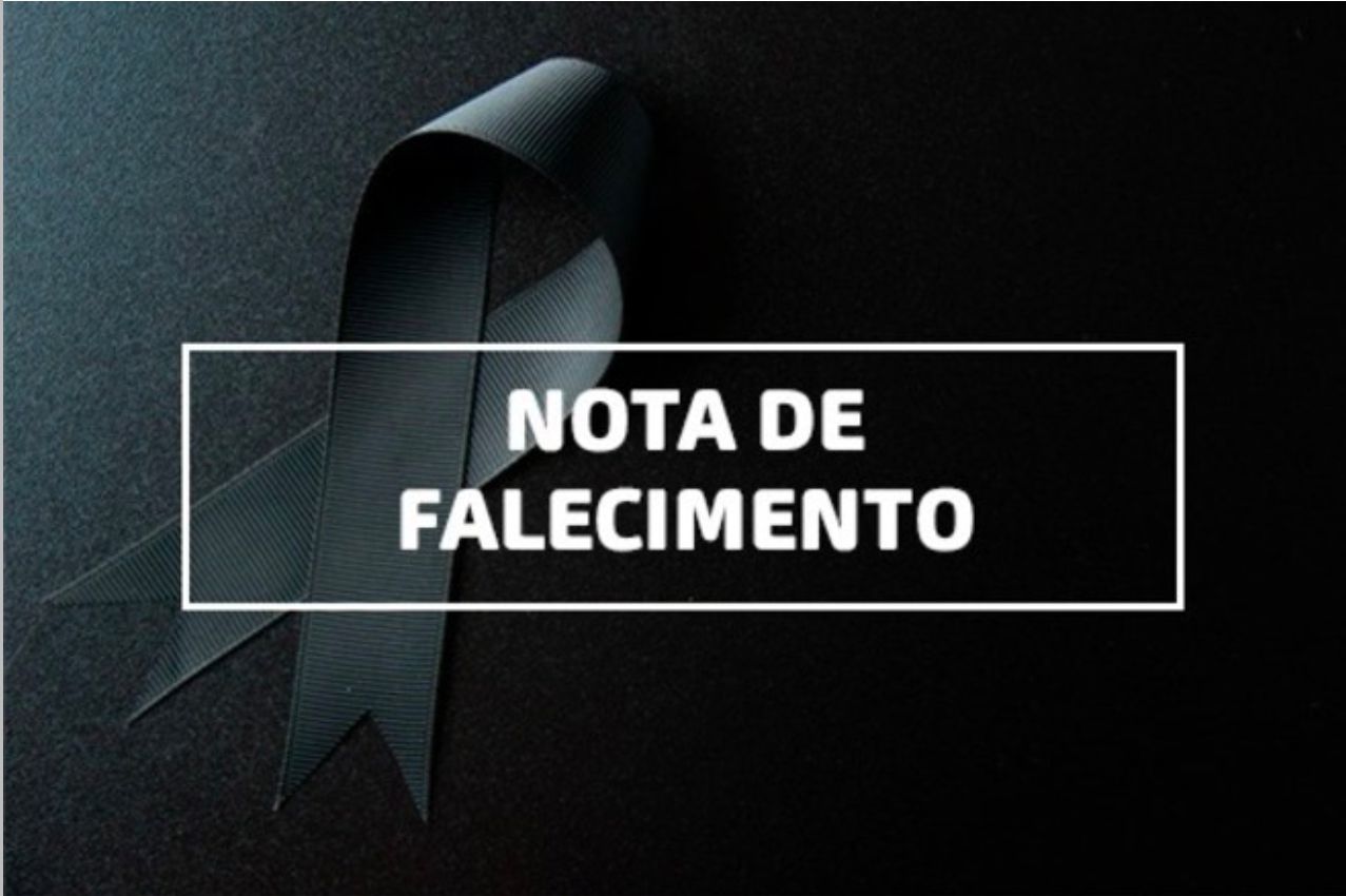 A imagem mostra um fundo preto com um laço preto no lado esquerdo. No centro da imagem, há um retângulo branco com o texto "NOTA DE FALECIMENTO" em letras brancas.