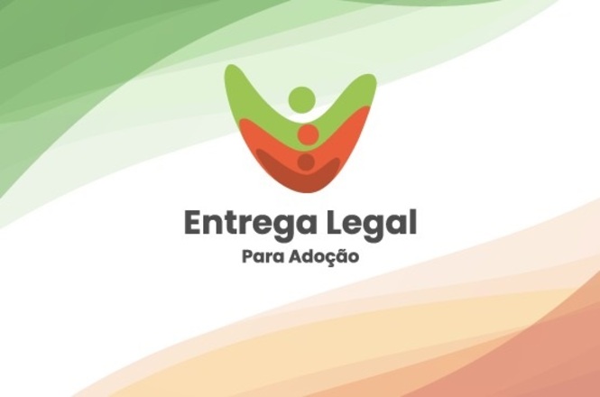 A imagem apresenta um logotipo com formas abstratas em tons de verde e vermelho que se assemelham a pessoas estilizadas, simbolizando união ou acolhimento. Abaixo do logotipo, está o texto "Entrega Legal Para Adoção". O fundo da imagem tem um gradiente suave de cores que variam entre verde, branco e tons de laranja.