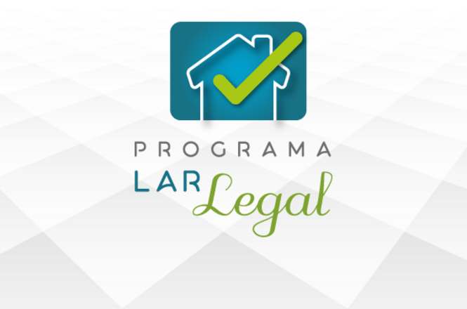 A imagem mostra o logotipo do "Programa Lar Legal". No topo, há um ícone de uma casa estilizada em azul com um contorno branco e um grande sinal de verificação verde sobreposto. Abaixo do ícone, está o texto "PROGRAMA LAR Legal". A palavra "PROGRAMA" está em letras maiúsculas cinzas, "LAR" em letras maiúsculas azuis, e "Legal" em letras cursivas verdes. O fundo é composto por um padrão geométrico em tons de cinza claro.