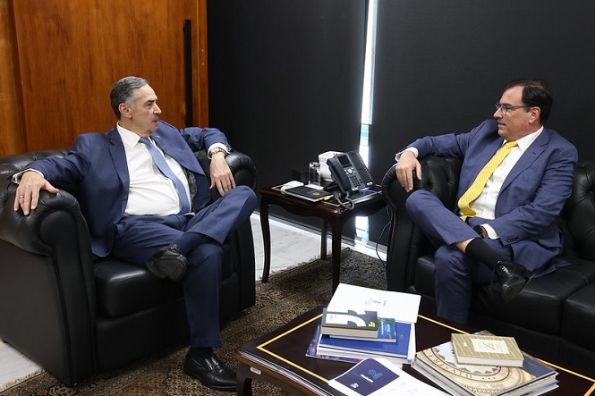 Foto horizontal: Francisco Oliveira Neto reúne-se com Luís Roberto Barroso em gabinete de tons azul e preto.