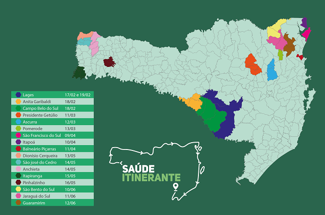 A imagem é um mapa do estado de Santa Catarina, no Brasil, com várias regiões destacadas em diferentes cores. Ao lado esquerdo do mapa, há uma lista com nomes de cidades e datas associadas a cada uma delas. A lista é a seguinte:  - Lages: 17/02 e 19/02 - Anita Garibaldi: 18/02 - Campo Belo do Sul: 18/02 - Presidente Getúlio: 11/03 - Ascurra: 12/03 - Pomerode: 13/03 - São Francisco do Sul: 09/04 - Itapoá: 10/04 - Balneário Piçarras: 11/04 - Dionísio Cerqueira: 13/05 - São José do Cedro: 14/05 - Anchieta: 15/05 - Ipatinga: 10/06 - São Bento do Sul: 11/06 - Jaraguá do Sul: 11/06 - Guaramirim: 12/06  No canto inferior do mapa, há um desenho estilizado do contorno do estado de Santa Catarina com a inscrição "SAÚDE ITINERANTE".