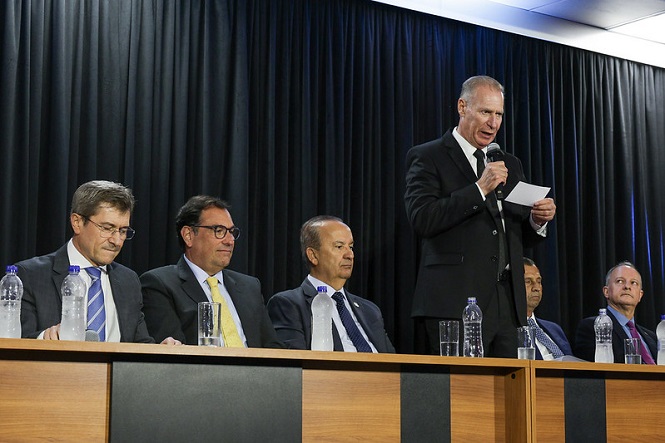 Foto horizontal: de gravata amarela, Francisco Oliveira Neto participa de solenidade ao lado de Jorginho Mello.