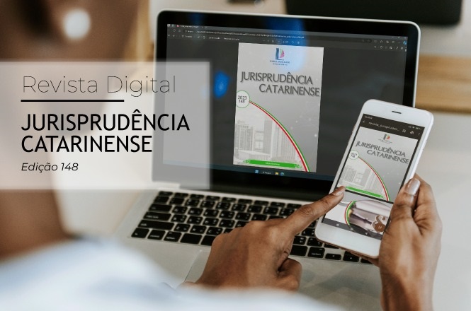 Uma pessoa está segurando um smartphone que exibe a capa de uma revista digital chamada "Jurisprudência Catarinense". A mesma imagem da capa está sendo exibida em um laptop à frente da pessoa. No lado esquerdo da imagem, há um texto que diz: "Revista Digital JURISPRUDÊNCIA CATARINENSE Edição 148". A capa da revista no smartphone e no laptop mostra um gráfico colorido e o texto "JURISPRUDÊNCIA CATARINENSE".