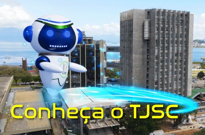 Um robô futurista e estilizado flutua sobre um complexo de prédios, que parecem ser parte de um tribunal ou instituição governamental. O robô é grande, com um corpo branco e detalhes em azul, e possui um visor azul brilhante no rosto. No peito do robô, há um logotipo com as letras "TJSC". Abaixo do robô, há um texto em amarelo que diz: "Conheça o TJSC". Ao fundo, é possível ver uma paisagem com montanhas e um corpo d'água, sugerindo que o local está próximo a uma área costeira.