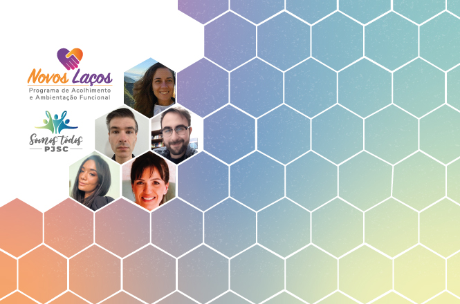 Imagem com um fundo de padrão hexagonal em tons de azul, roxo, laranja e amarelo. No lado esquerdo, há o logotipo do programa "Novos Laços" com o texto "Programa de Acolhimento e Ambientação Funcional". Abaixo, está o logotipo do "Somos Todos PJSC". Ao lado dos logotipos, há cinco fotos de pessoas em molduras hexagonais. As fotos mostram três mulheres e dois homens, todos sorrindo