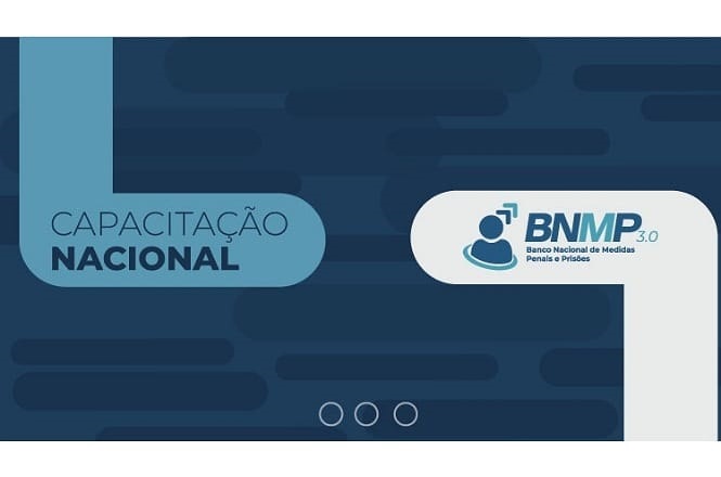 A imagem contém um fundo azul escuro com formas retangulares na horizontal. À esquerda, há um retângulo azul claro com o texto "CAPACITAÇÃO NACIONAL". À direita, dentro de um retângulo branco, está o logotipo e nome "BNMP 3.0" com a descrição "Banco Nacional de Medidas Penais e Prisões". No centro inferior, há três círculos brancos alinhados horizontalmente.