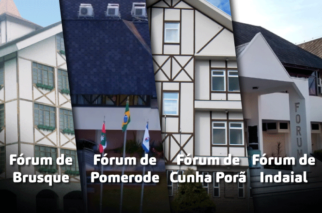 A imagem mostra quatro edifícios diferentes, cada um representando um fórum de uma cidade de Santa Catarina, Brasil. Da esquerda para a direita, os fóruns são:  1. Fórum de Brusque: Edifício com arquitetura enxaimel, característico da colonização alemã na região. 2. Fórum de Pomerode: Também apresenta arquitetura enxaimel, com bandeiras hasteadas na frente, incluindo a bandeira do Brasil. 3. Fórum de Cunha Porã: Outro edifício com estilo enxaimel, com janelas grandes e estrutura de madeira aparente. 4. Fórum de Indaial: Edifício com design moderno, com uma entrada coberta e a palavra "FÓRUM" visível na fachada.